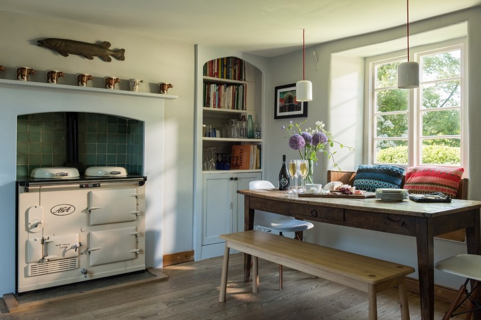 Источник вдохновения для домашнего уюта: кухня-столовая в стиле кантри с серыми стенами, паркетным полом среднего тона и коричневым полом