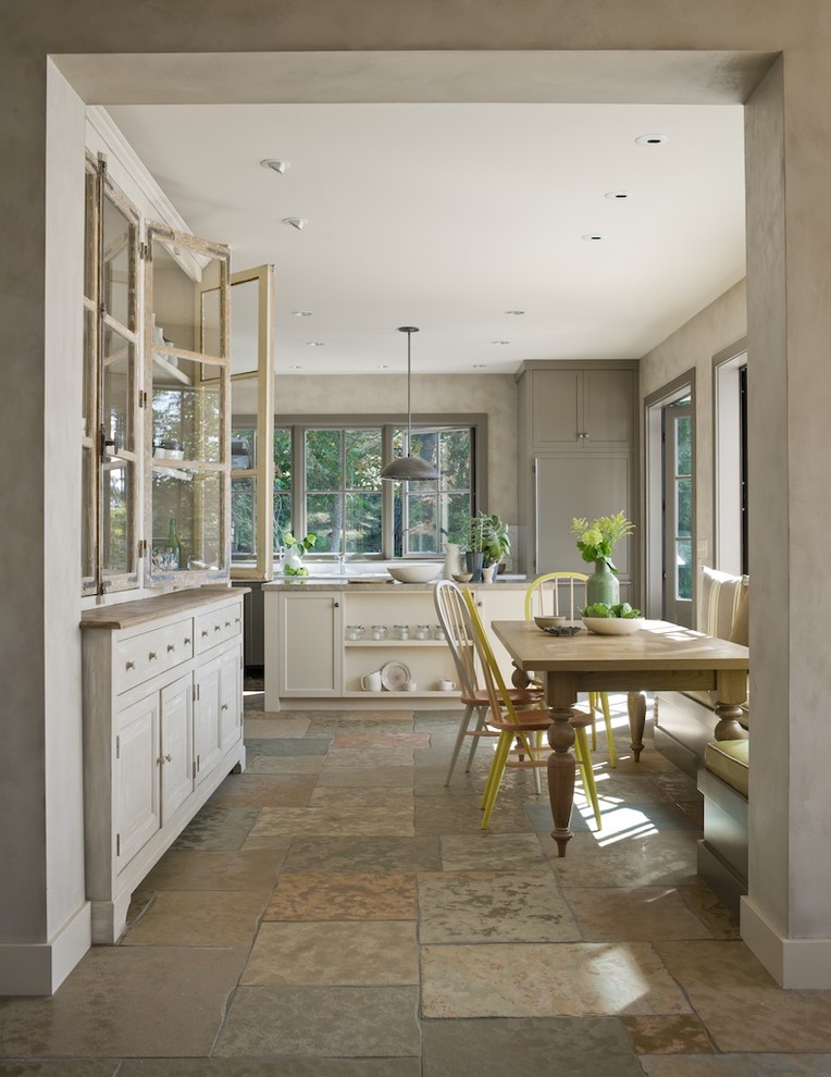 Exemple d'une salle à manger ouverte sur la cuisine chic de taille moyenne avec un mur gris et un sol en ardoise.
