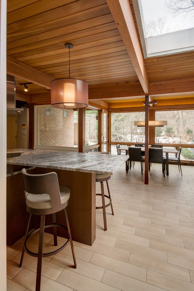 Пример оригинального дизайна: гостиная-столовая среднего размера в стиле ретро с полом из керамической плитки, двусторонним камином и фасадом камина из кирпича