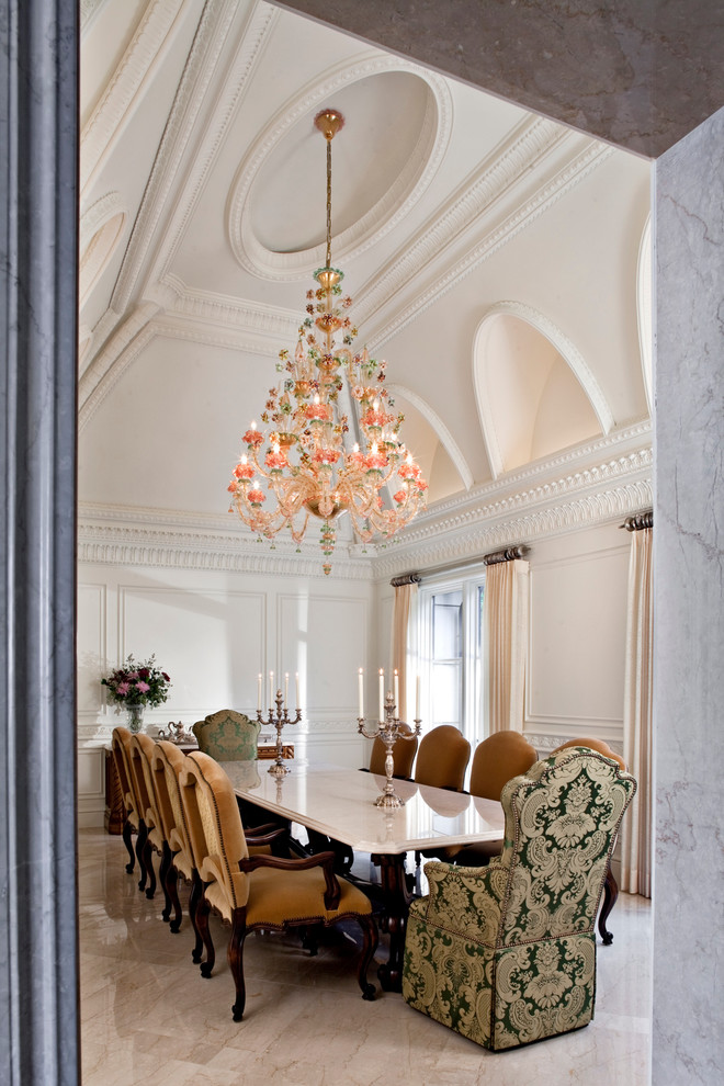 На фото: большая отдельная столовая в классическом стиле с белыми стенами и мраморным полом без камина с