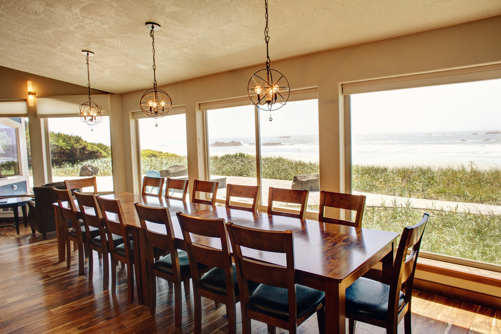 Immagine di una sala da pranzo stile marinaro