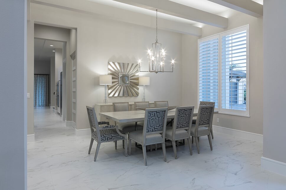 Свежая идея для дизайна: гостиная-столовая среднего размера в современном стиле с серыми стенами, мраморным полом и белым полом без камина - отличное фото интерьера