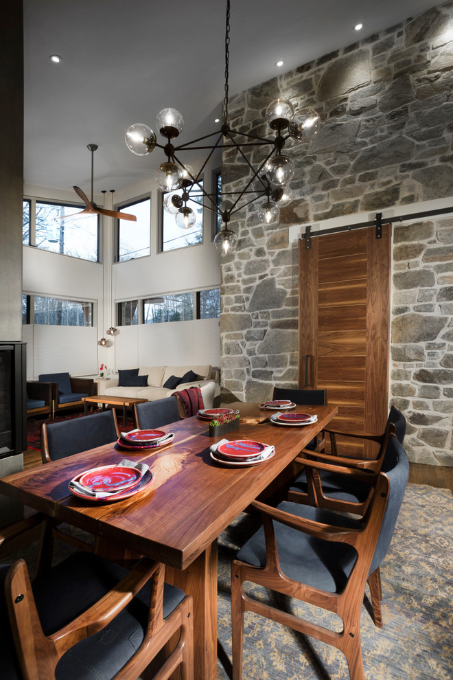 Esempio di una piccola sala da pranzo aperta verso il soggiorno rustica con pareti grigie, pavimento in legno massello medio, nessun camino e pavimento marrone