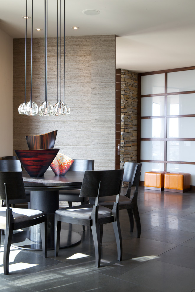 Immagine di una grande sala da pranzo aperta verso il soggiorno moderna con pareti beige, pavimento con piastrelle in ceramica e nessun camino