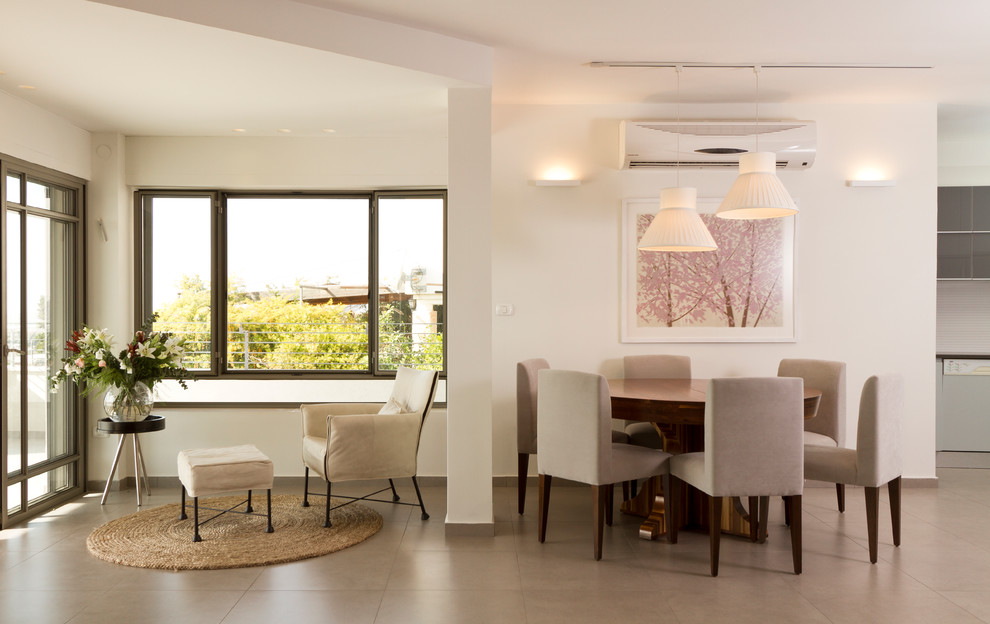 Contemporary dining room in Tel Aviv with white walls.