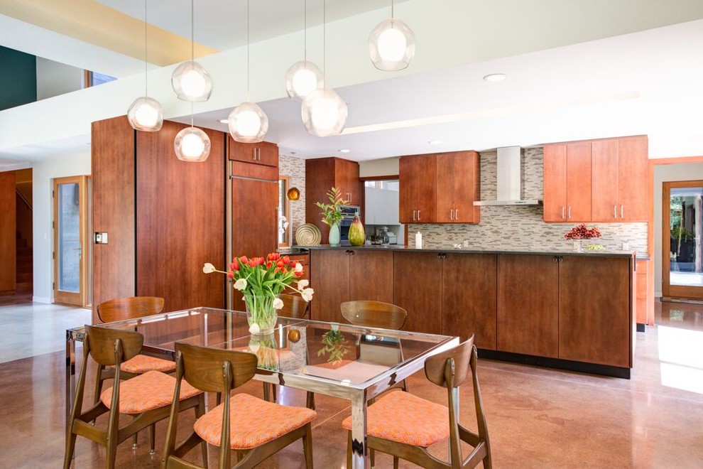 Cette photo montre une salle à manger ouverte sur le salon tendance de taille moyenne avec un mur blanc, sol en béton ciré, aucune cheminée et un sol beige.