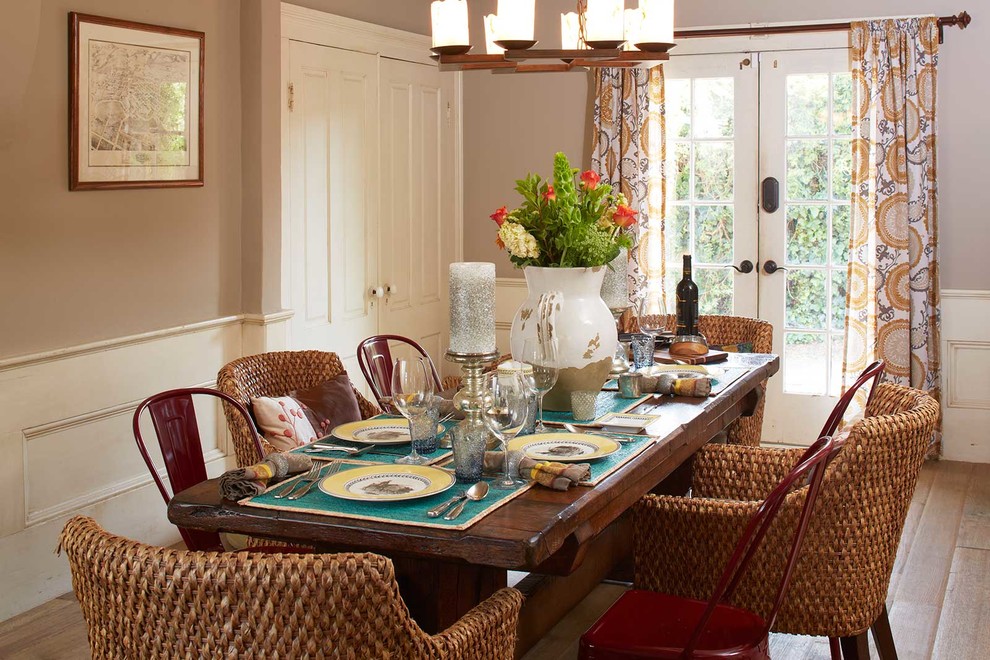 Idée de décoration pour une salle à manger champêtre fermée et de taille moyenne avec un mur beige et parquet clair.