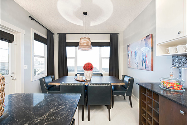 Moderne Wohnküche mit Porzellan-Bodenfliesen und weißer Wandfarbe in Calgary