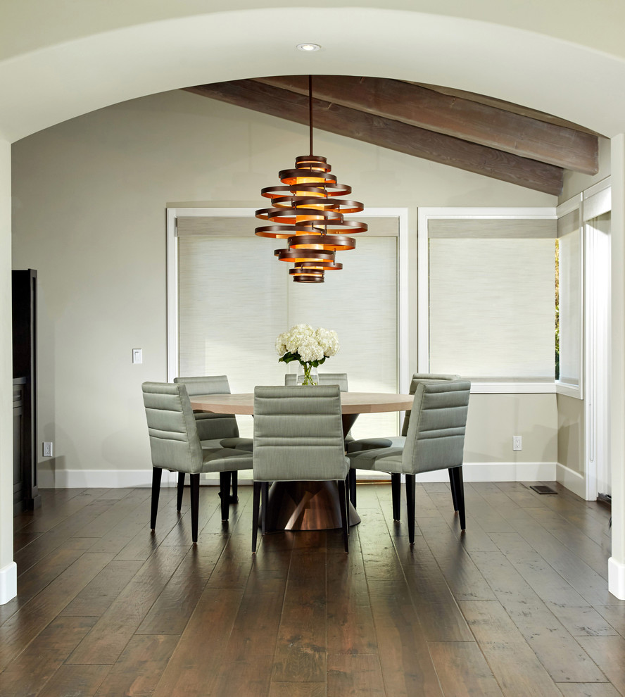 Modernes Esszimmer ohne Kamin mit beiger Wandfarbe und braunem Holzboden in San Diego