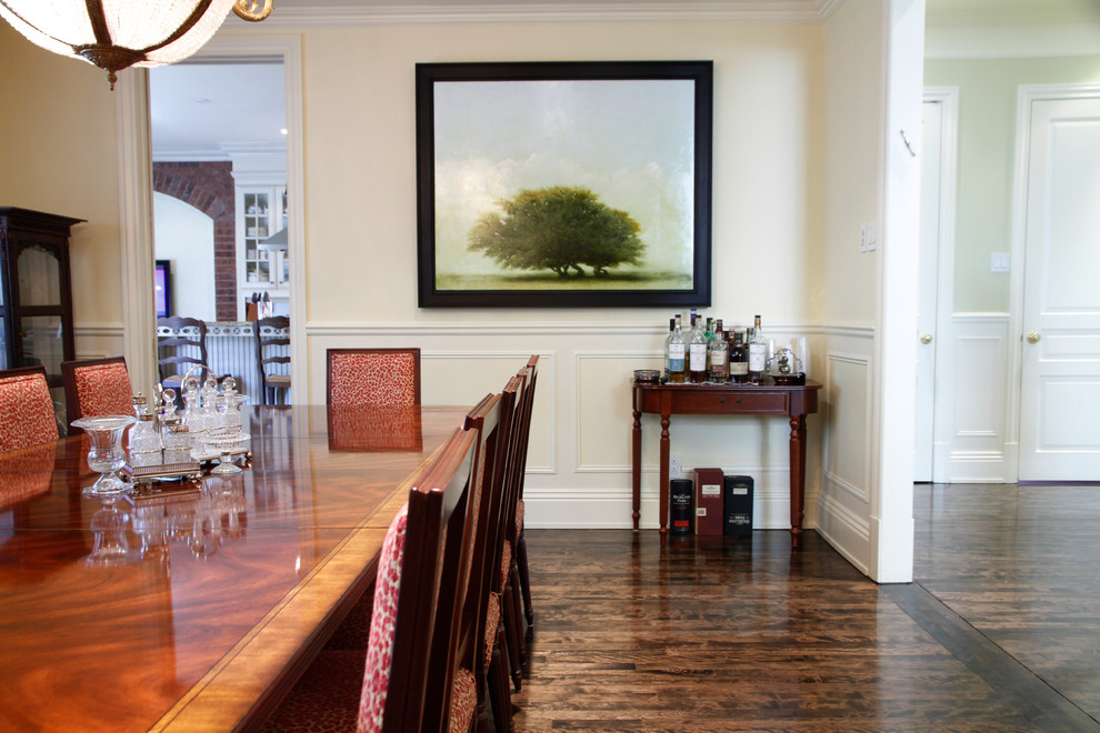 This is an example of a classic dining room in Montreal.