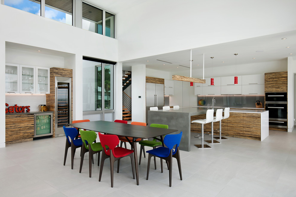 Идея дизайна: большая гостиная-столовая в современном стиле с белыми стенами, полом из керамогранита и серым полом