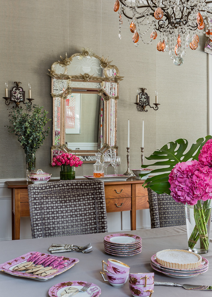 Idee per una sala da pranzo aperta verso la cucina classica con pareti beige e boiserie