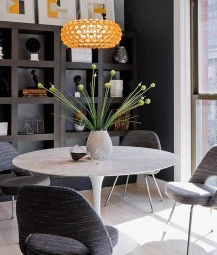 Immagine di una sala da pranzo aperta verso il soggiorno moderna di medie dimensioni con pareti nere, parquet chiaro, nessun camino e pavimento marrone