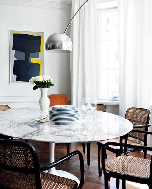 Foto di una sala da pranzo aperta verso la cucina minimalista di medie dimensioni con pareti bianche, pavimento in legno massello medio, nessun camino e pavimento marrone