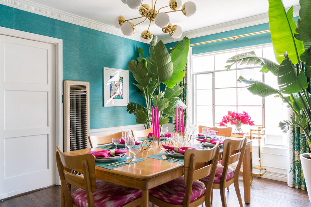 Exemple d'une salle à manger éclectique fermée avec un mur bleu, un sol en vinyl et un sol marron.
