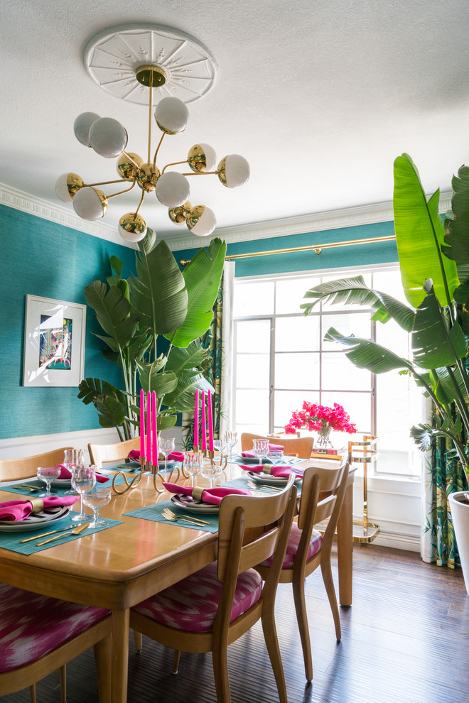 На фото: маленькая отдельная столовая в стиле фьюжн с синими стенами, полом из винила и коричневым полом для на участке и в саду