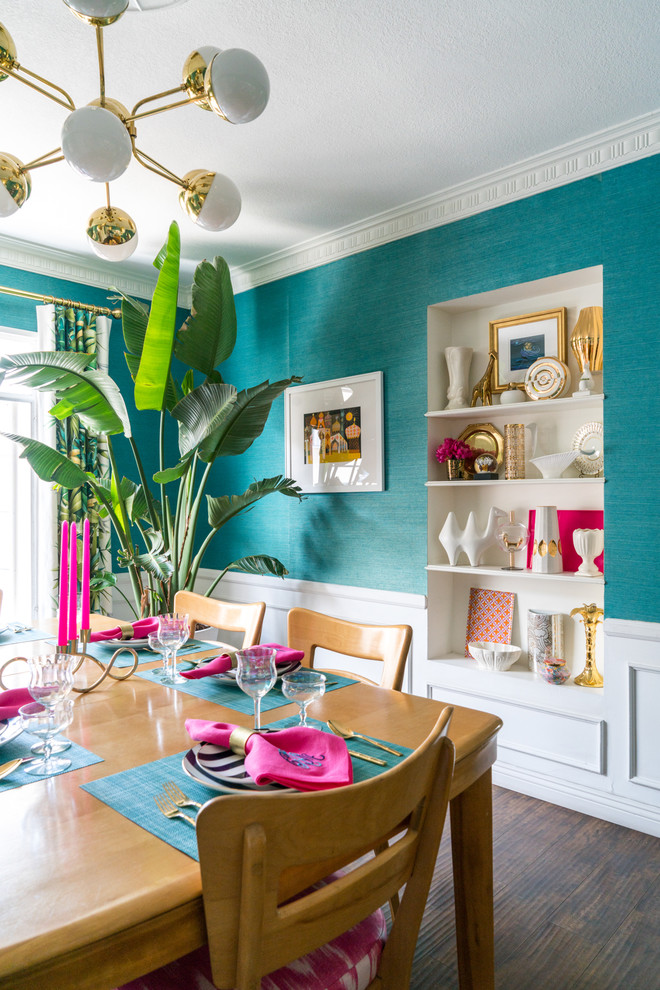 Пример оригинального дизайна: маленькая отдельная столовая в стиле фьюжн с синими стенами, полом из винила и коричневым полом для на участке и в саду