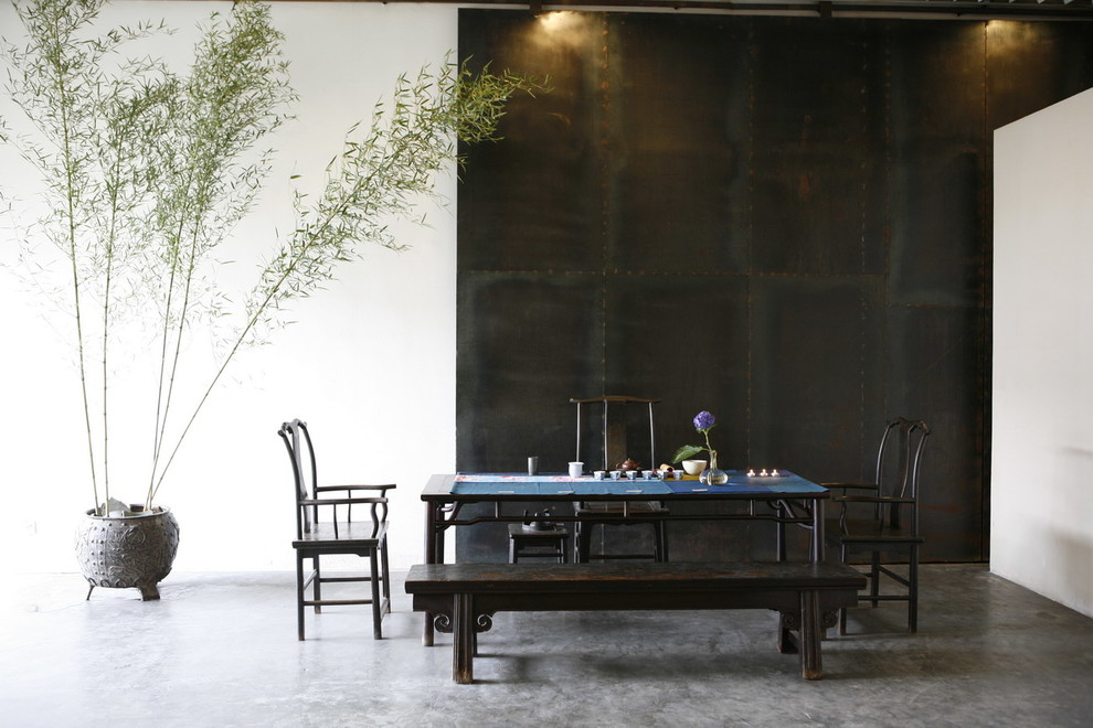Diseño de comedor de estilo zen con suelo de cemento