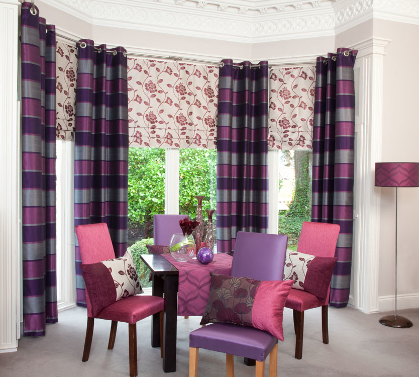 Immagine di una sala da pranzo aperta verso il soggiorno boho chic di medie dimensioni con pareti viola, moquette e pavimento grigio