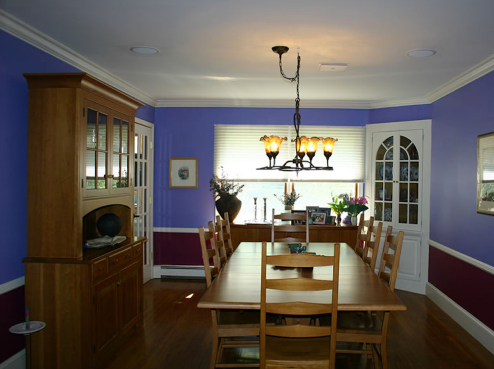 Immagine di una sala da pranzo tradizionale chiusa e di medie dimensioni con pareti viola, pavimento in legno massello medio e pavimento viola