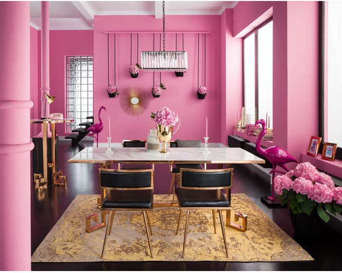 На фото: большая отдельная столовая в стиле ретро с розовыми стенами, бетонным полом и черным полом без камина с