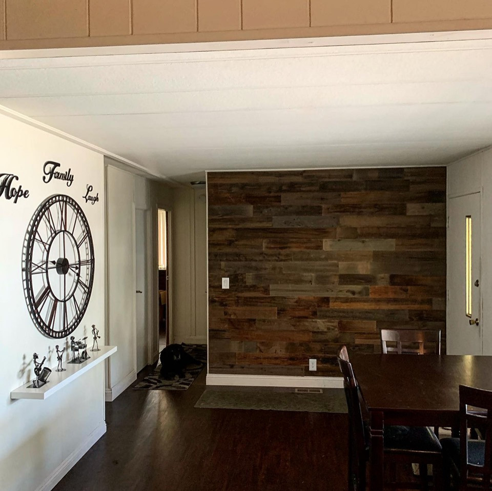Immagine di una sala da pranzo country chiusa e di medie dimensioni con pareti bianche, pavimento in vinile e pavimento marrone