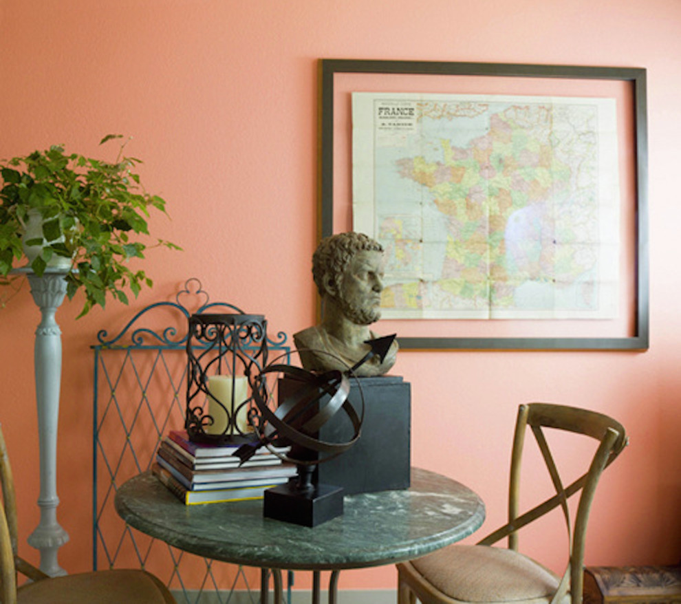Свежая идея для дизайна: маленькая отдельная столовая с розовыми стенами без камина для на участке и в саду - отличное фото интерьера
