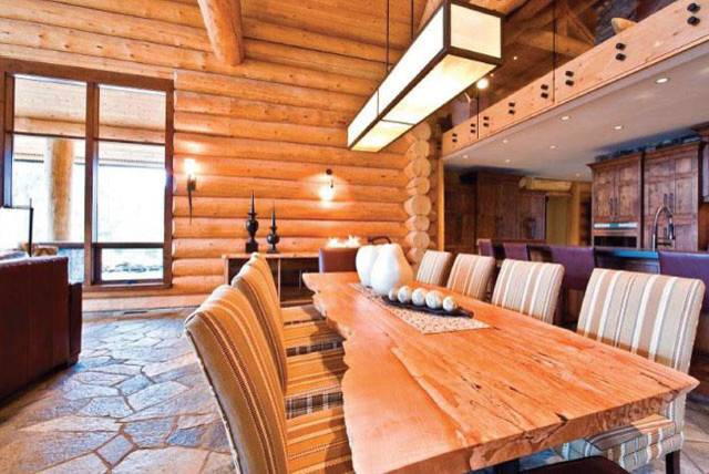 Стильный дизайн: гостиная-столовая среднего размера в стиле рустика с коричневыми стенами, полом из известняка и разноцветным полом - последний тренд