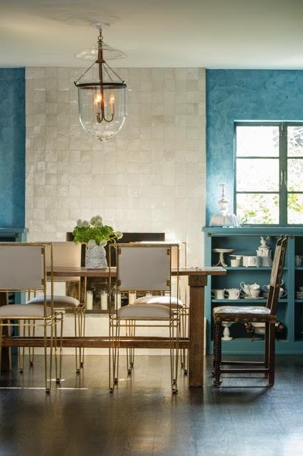 Cette photo montre une salle à manger ouverte sur la cuisine éclectique de taille moyenne avec un mur bleu, parquet foncé et aucune cheminée.