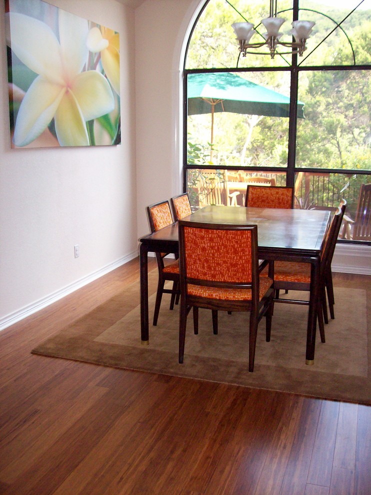 На фото: столовая среднего размера в восточном стиле с белыми стенами, полом из бамбука и коричневым полом
