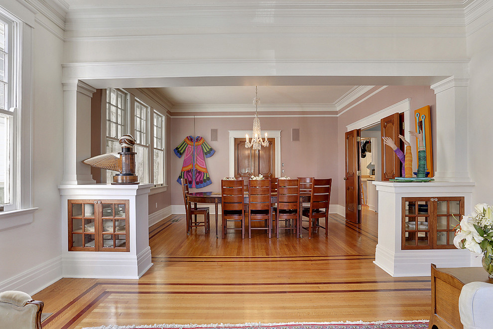 Ispirazione per una sala da pranzo aperta verso la cucina design con pareti beige e parquet chiaro