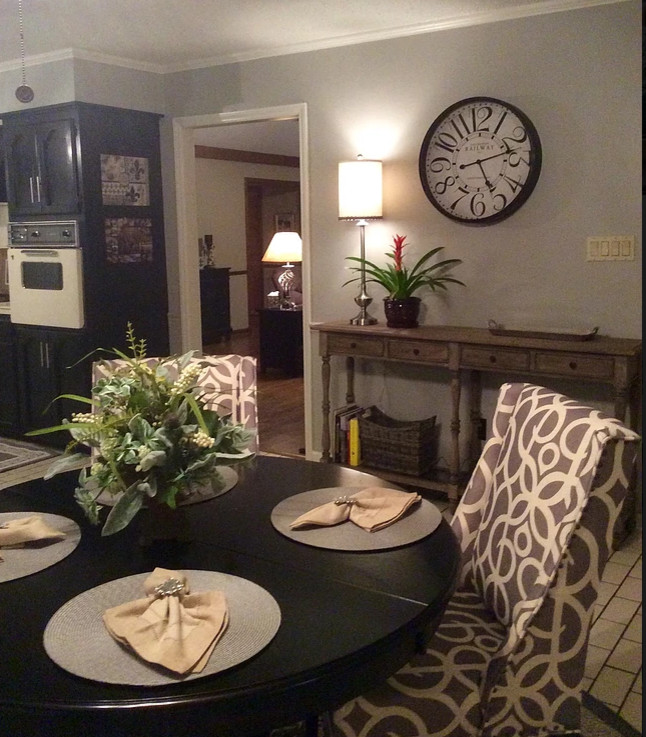 Immagine di una sala da pranzo aperta verso la cucina tradizionale di medie dimensioni con pareti grigie, pavimento con piastrelle in ceramica e nessun camino