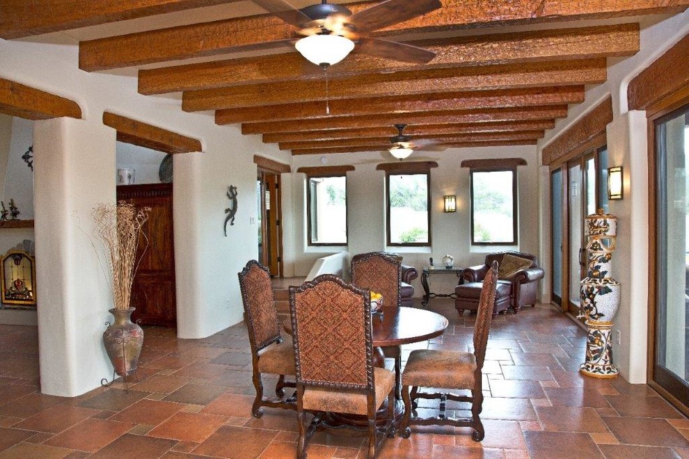 フェニックスにある高級な広いサンタフェスタイルのおしゃれなLDK (白い壁、トラバーチンの床、暖炉なし、茶色い床) の写真