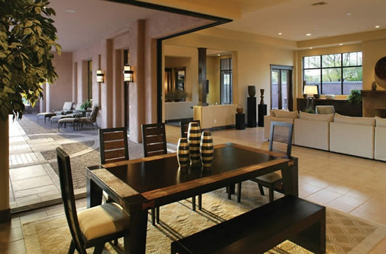 Foto di una sala da pranzo aperta verso il soggiorno american style di medie dimensioni con pareti beige e pavimento con piastrelle in ceramica