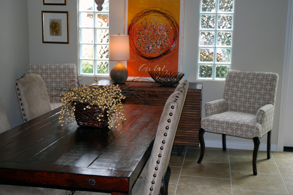 Foto de comedor de cocina rústico de tamaño medio con paredes beige y suelo de travertino