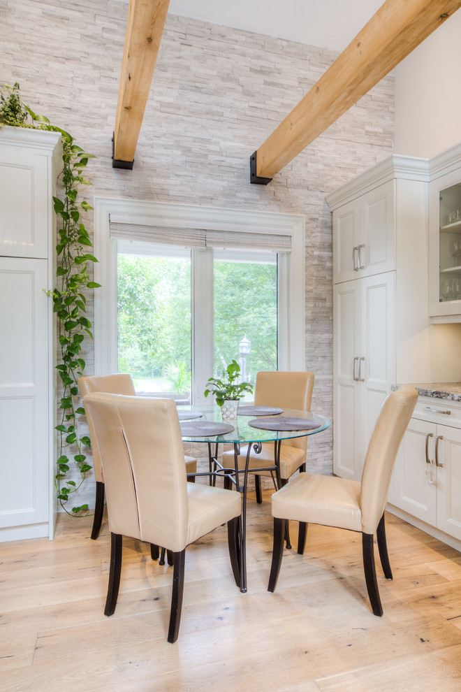 Immagine di una sala da pranzo aperta verso la cucina chic di medie dimensioni con pareti beige, parquet chiaro, nessun camino e pavimento marrone