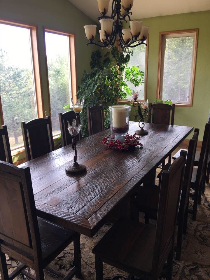 Idee per una grande sala da pranzo aperta verso la cucina rustica con pareti verdi e pavimento in legno massello medio