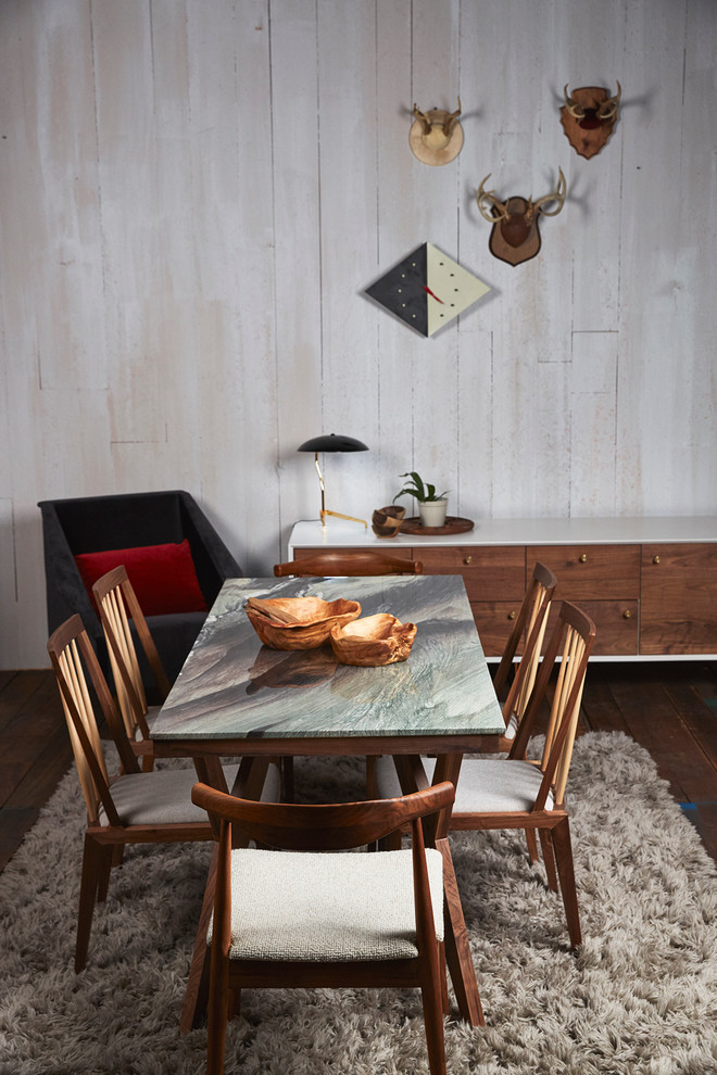 Источник вдохновения для домашнего уюта: отдельная столовая среднего размера в стиле ретро с белыми стенами, темным паркетным полом и коричневым полом без камина