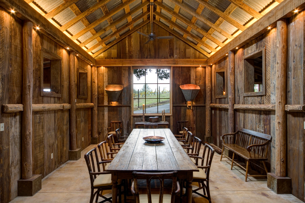 Immagine di una grande sala da pranzo country con pareti marroni e parquet scuro