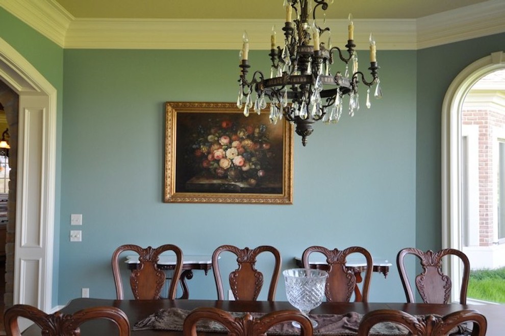 Esempio di una sala da pranzo aperta verso la cucina chic di medie dimensioni con pareti blu