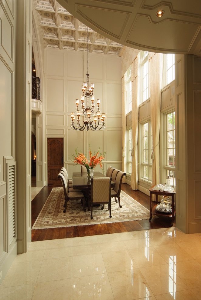 Geschlossenes, Mittelgroßes Klassisches Esszimmer ohne Kamin mit beiger Wandfarbe, dunklem Holzboden und braunem Boden in Houston