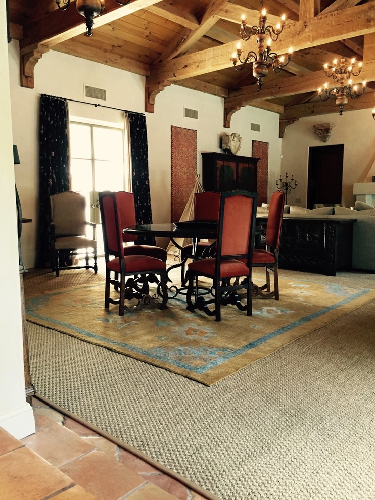 Offenes, Mittelgroßes Klassisches Esszimmer ohne Kamin mit weißer Wandfarbe und Teppichboden in Houston