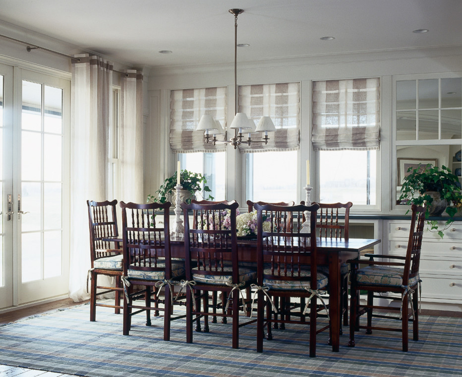 Foto di una sala da pranzo aperta verso la cucina costiera di medie dimensioni con pareti bianche e pavimento in legno massello medio