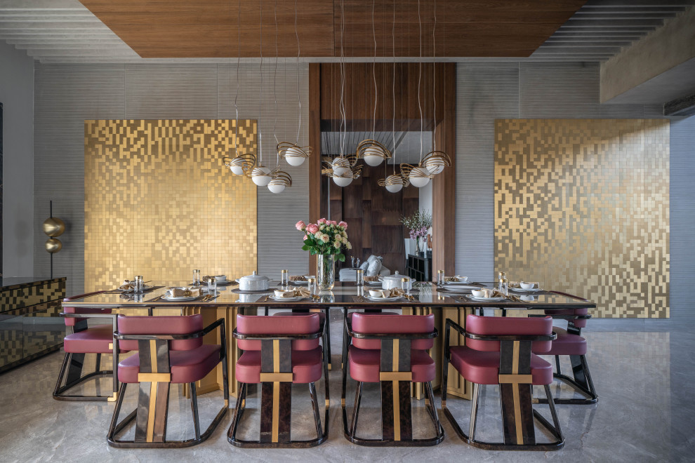 Idee per una sala da pranzo contemporanea con pareti multicolore, pavimento grigio e soffitto in legno