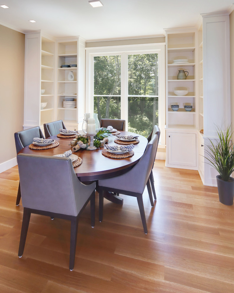 Idée de décoration pour une salle à manger ouverte sur la cuisine tradition de taille moyenne avec un mur beige, un sol en bois brun et aucune cheminée.
