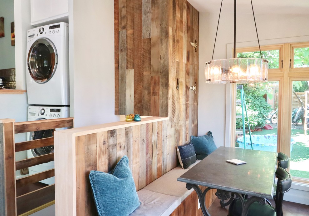 Kleine Country Wohnküche mit grauer Wandfarbe, Korkboden und braunem Boden in Portland