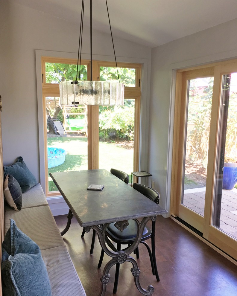 На фото: маленькая кухня-столовая в стиле кантри с серыми стенами, пробковым полом и коричневым полом для на участке и в саду