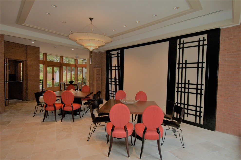 Geräumiges Modernes Esszimmer mit roter Wandfarbe, Travertin und weißem Boden in Baltimore