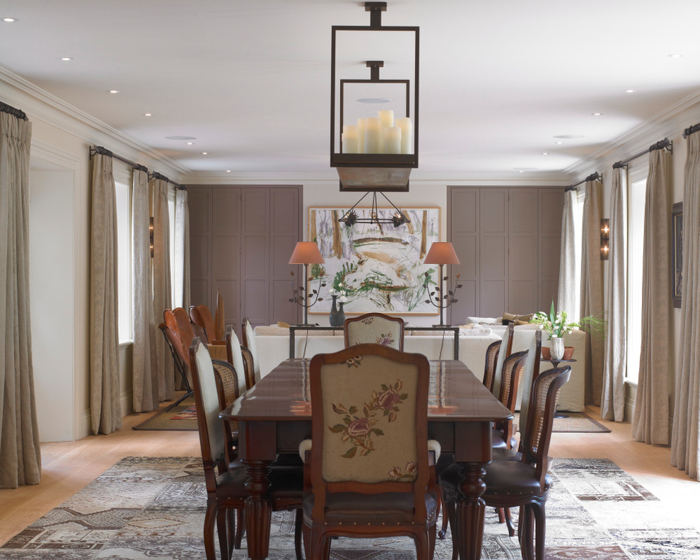 Réalisation d'une salle à manger ouverte sur le salon tradition de taille moyenne avec un mur beige, parquet clair et un sol beige.