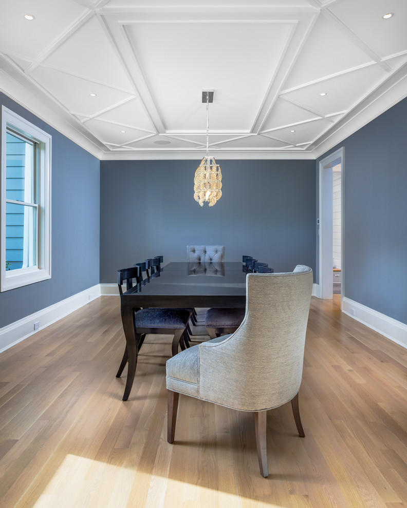 Ispirazione per una sala da pranzo classica chiusa e di medie dimensioni con pareti blu, pavimento in legno massello medio, nessun camino e pavimento marrone